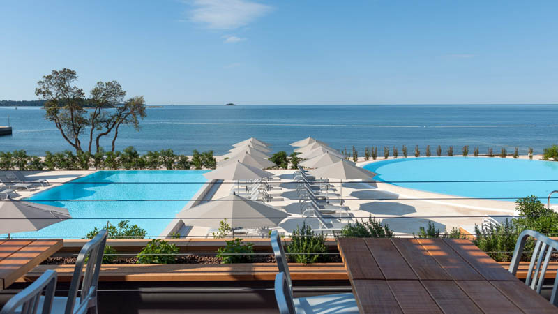 Vi p�b�rjar hemf�rden och f�r en dag genom alpernas magiska landskap